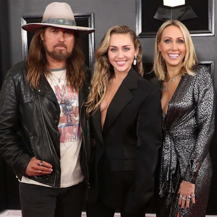 Do Noah and Miley Cyrus have the same mom? – Celebrity