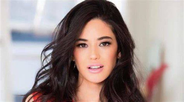 Edy Ganem Bra Size, Age, Weight, Height, Measurements