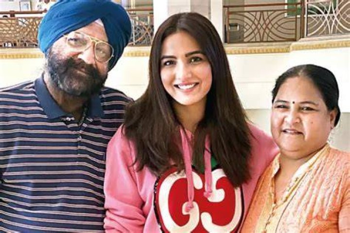 jasmin bhasin parents
