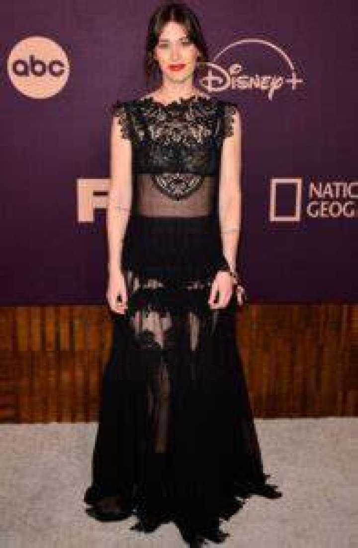 Lizzy Caplan Bra Size, Age, Weight, Height, Measurements